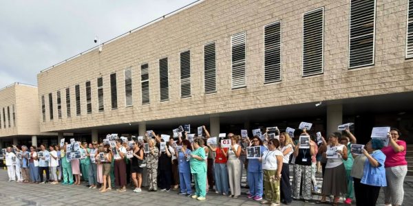 Concentración de trabajadores de la sanidad pública | Foto: Asamblea Siete Islas