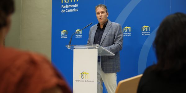 Fernando Rodríguez durante la presentación del informe en el Parlamento de Canarias | Foto: Parlamento de Canarias