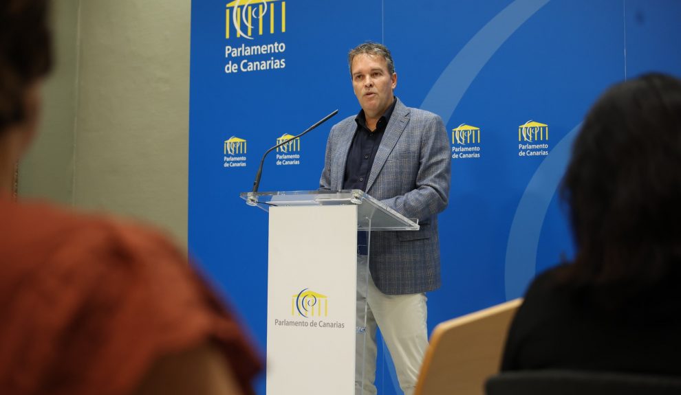Fernando Rodríguez durante la presentación del informe en el Parlamento de Canarias | Foto: Parlamento de Canarias
