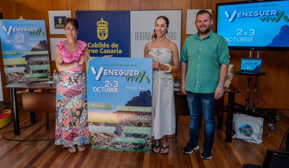 Onalia Bueno, Guacimara Medina y Mencey Santana tras la presentación a medios del XXXV Encuentro Veneguera | Foto: Ayuntamiento de Mogán