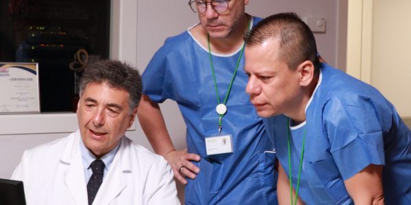 El doctor Pedro Lara (izquierda), en su consulta de Hospitales UNiversitarios San Roque | Foto: HUSR