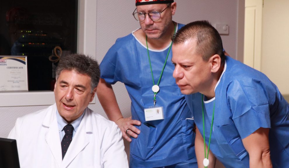 El doctor Pedro Lara (izquierda), en su consulta de Hospitales UNiversitarios San Roque | Foto: HUSR