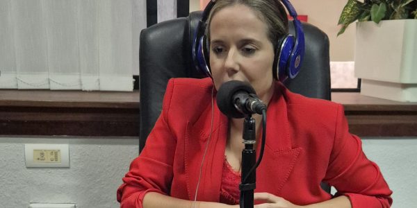 Carmen Pérez en los estudios de El Espejo Canario