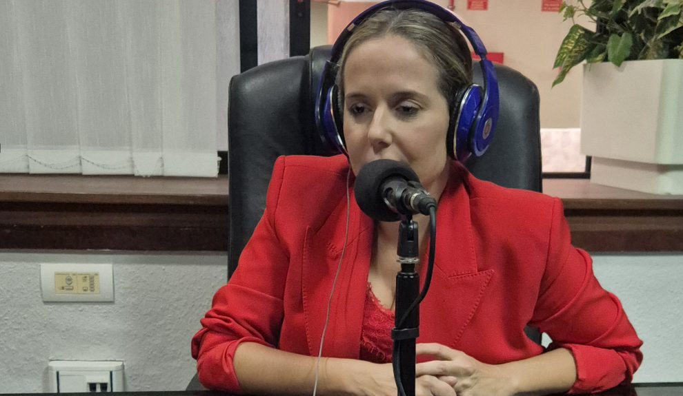 Carmen Pérez en los estudios de El Espejo Canario