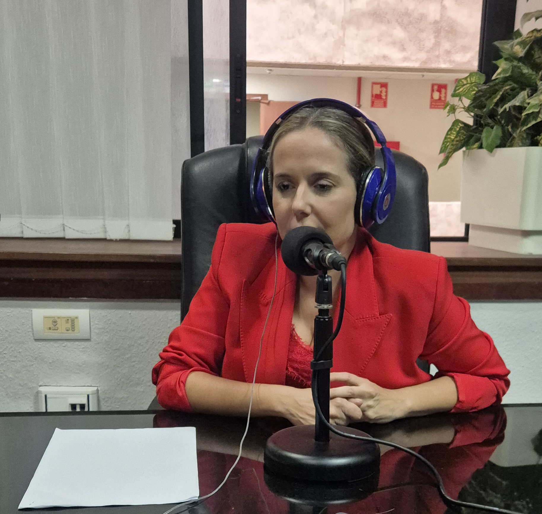 Carmen Pérez en los estudios de El Espejo Canario