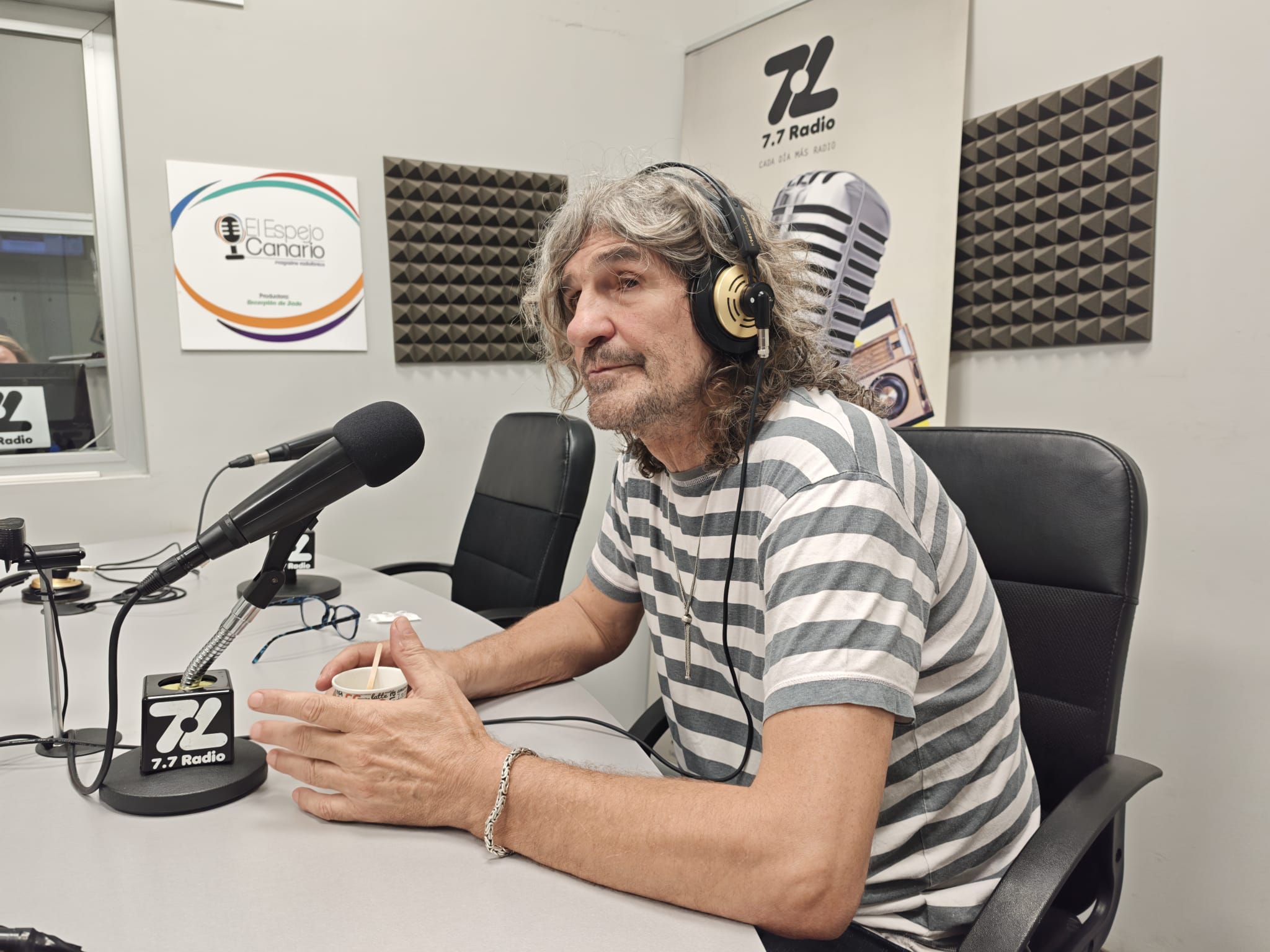 Iñaki Antón en los estudios de El Espejo Canario