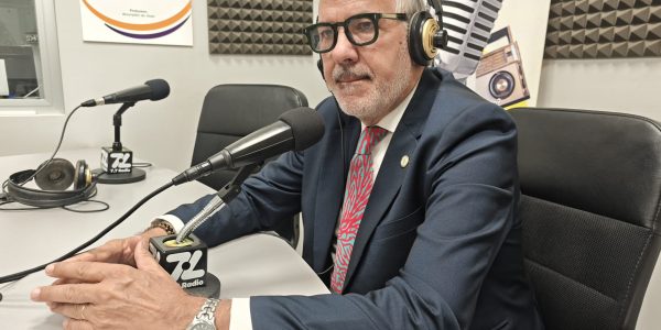 Lluís Serra Majem en los estudios de El Espejo Canario