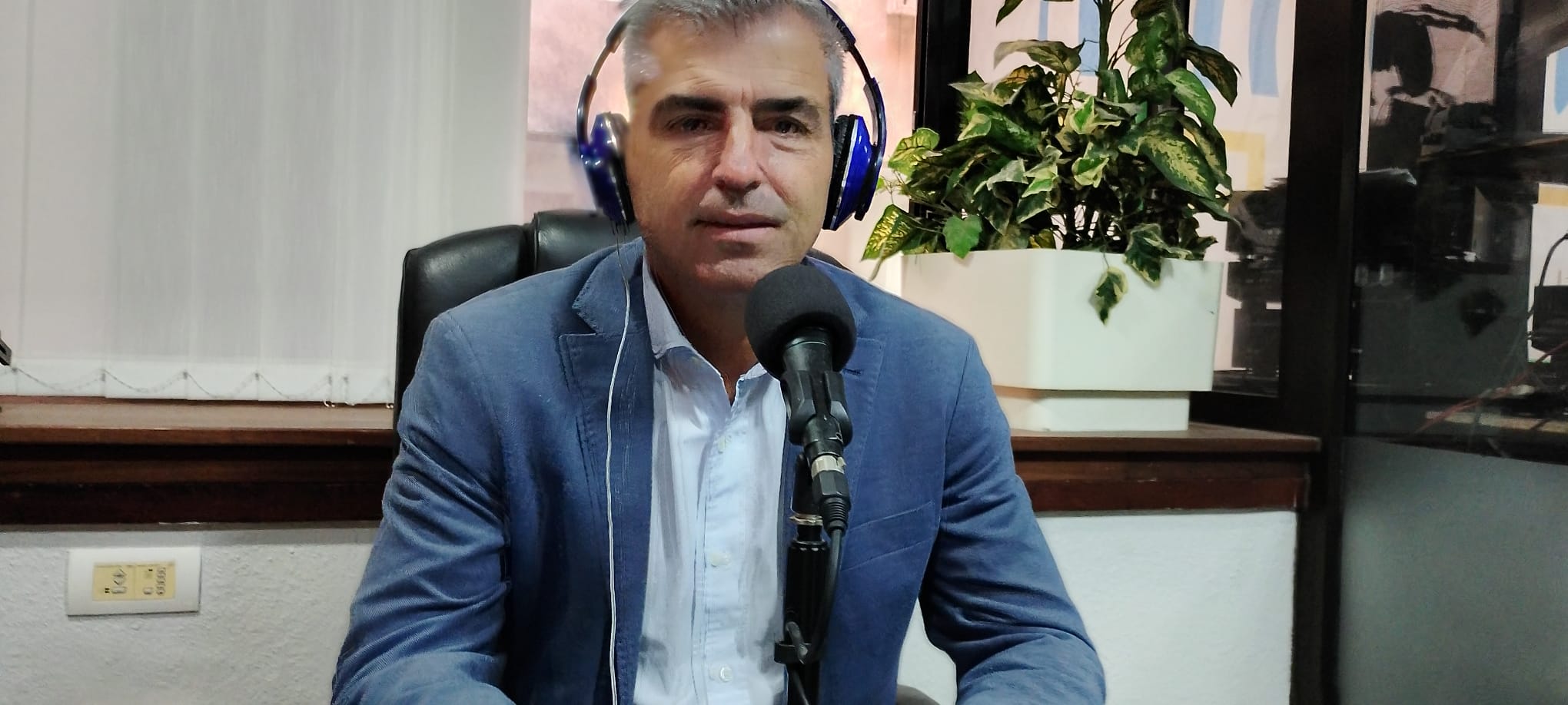 Manuel Domínguez en los estudios de El Espejo Canario