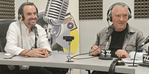 Santi Gutiérrez y Juan Salán en los estudios de El Espejo Canario