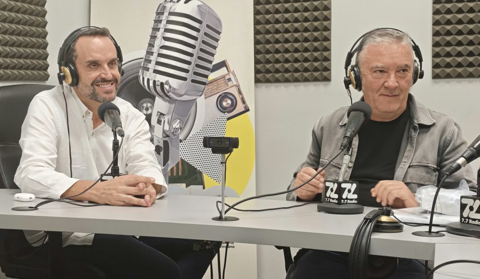 Santi Gutiérrez y Juan Salán en los estudios de El Espejo Canario