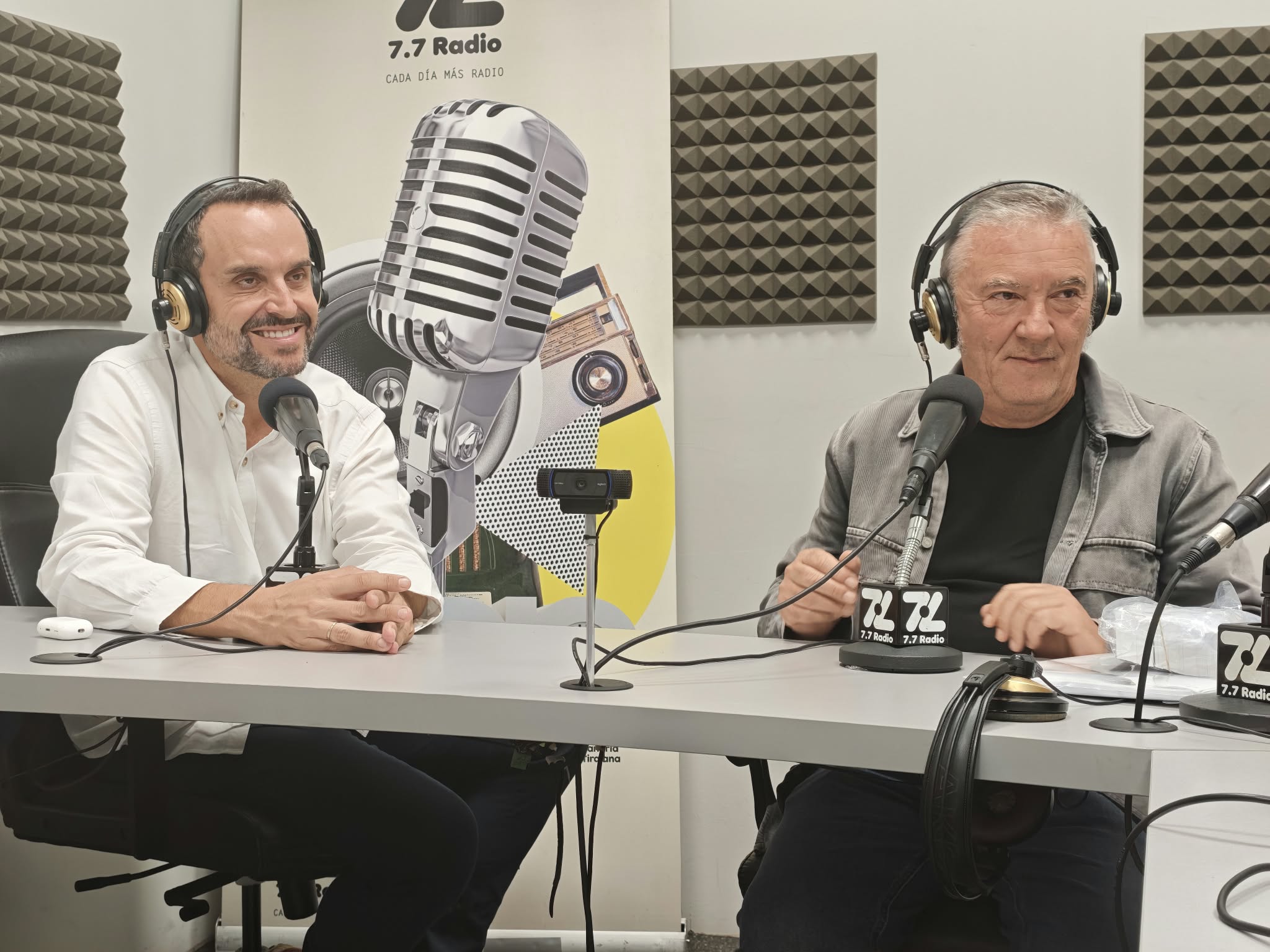 Santi Gutiérrez y Juan Salán en los estudios de El Espejo Canario