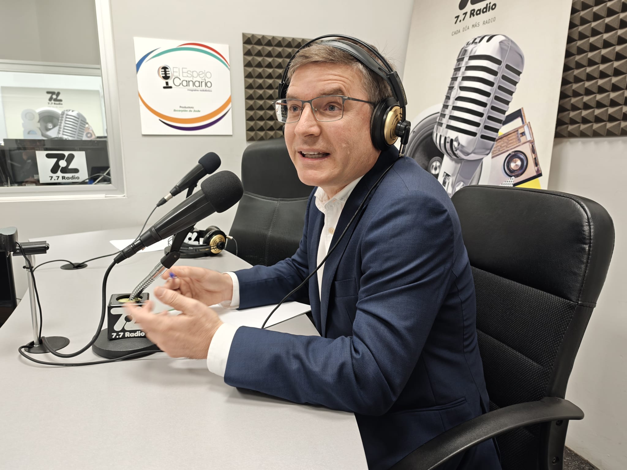 Nicasio Galván en los estudios de El Espejo Canario